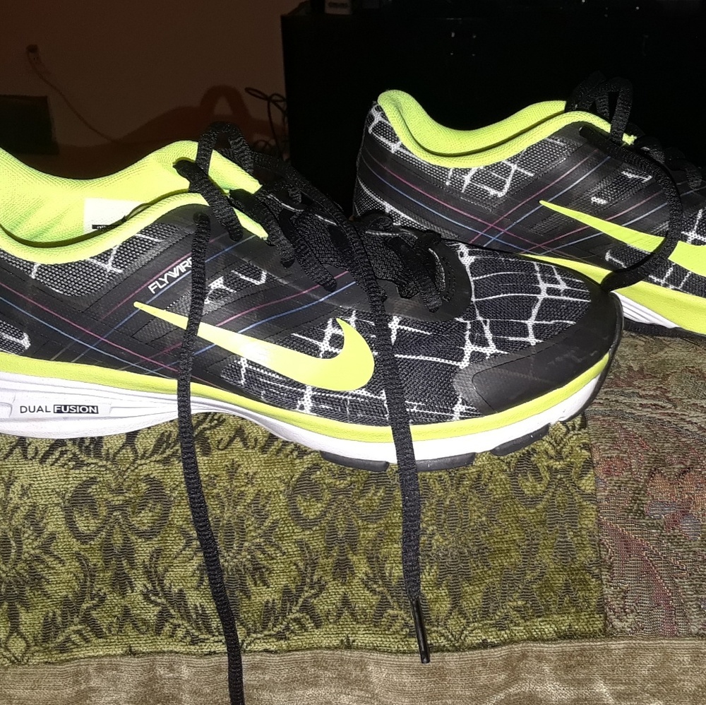 BRAND NEW NIKE size 6